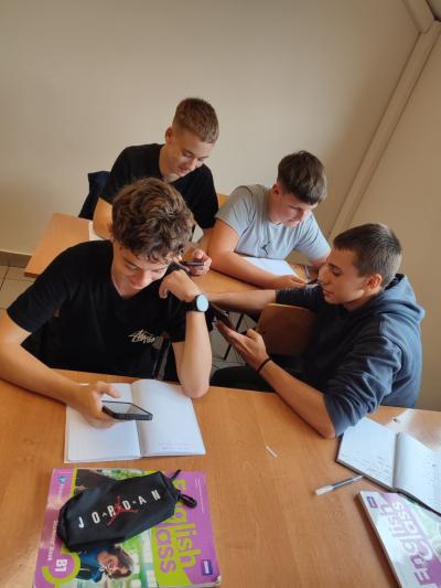 Uczniowie w raamch lekcji pracują na padlecie i wymieniają się informacjami z uczniami z krajów europejskich.