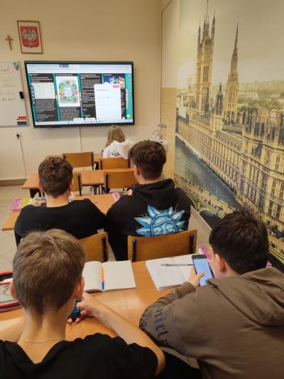 Uczniowie w raamch lekcji pracują na padlecie i wymieniają się informacjami z uczniami z krajów europejskich.