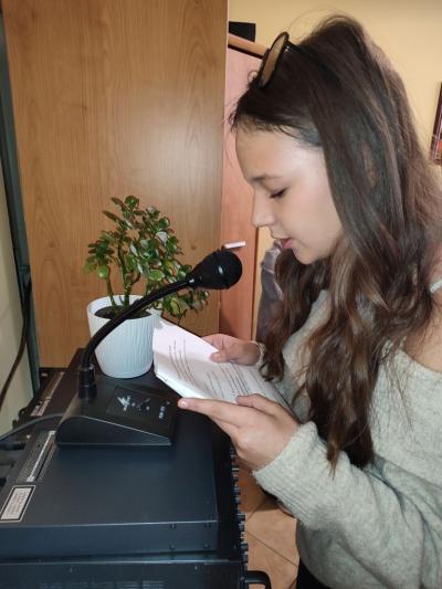 Uczniowie przygotowujący audycję szkolną