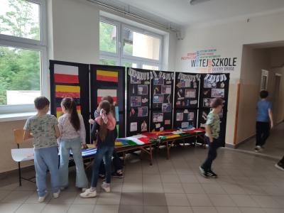 Uczniowie oglądają gazetkę z okazji Dnia Języków Obcych