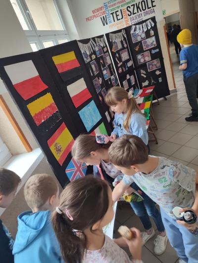 Uczniowie oglądają gazetkę z okazji Dnia Języków Obcych