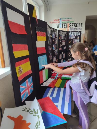 Uczniowie oglądają gazetkę z okazji Dnia Języków Obcych