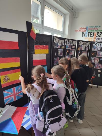 Uczniowie oglądają gazetkę z okazji Dnia Języków Obcych