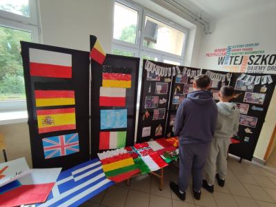 Uczniowie oglądają gazetkę z okazji Dnia Języków Obcych