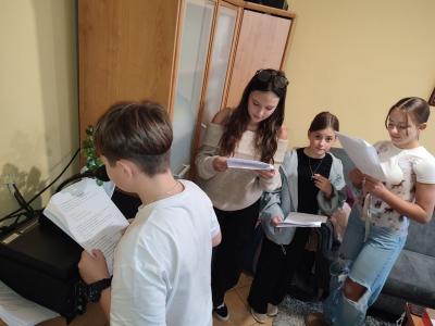 Uczniowie przygotowujący audycję szkolną