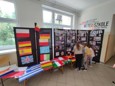 Uczniowie oglądają gazetkę z okazji Dnia Języków Obcych