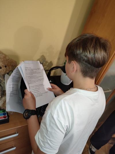 Uczniowie przygotowujący audycję szkolną