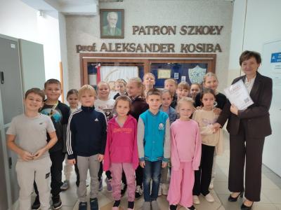 Pani Dyrektor wręcz dyplomy zwycięzcom.