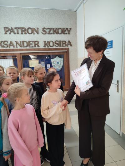 Pani Dyrektor wręcz dyplomy zwycięzcom.