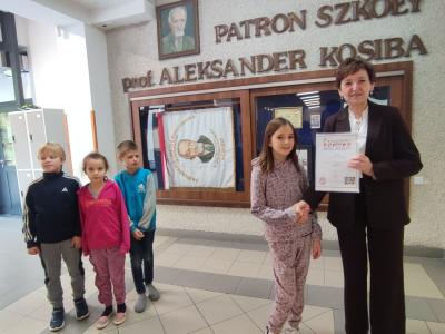 Pani Dyrektor wręcz dyplomy zwycięzcom.