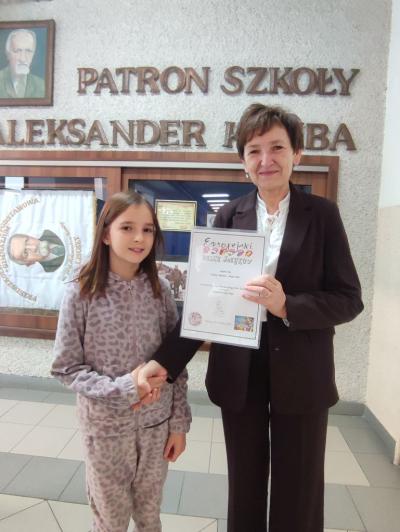 Pani Dyrektor wręcz dyplomy zwycięzcom.