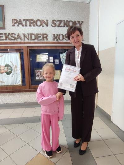 Pani Dyrektor wręcz dyplomy zwycięzcom.