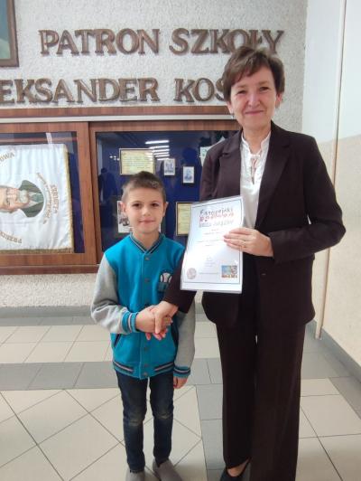 Pani Dyrektor wręcz dyplomy zwycięzcom.