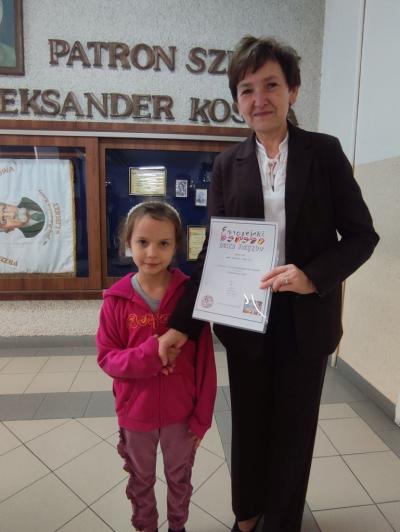 Pani Dyrektor wręcz dyplomy zwycięzcom.
