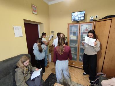 Uczniowie przygotowujący audycję szkolną