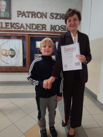 Pani Dyrektor wręcz dyplomy zwycięzcom.