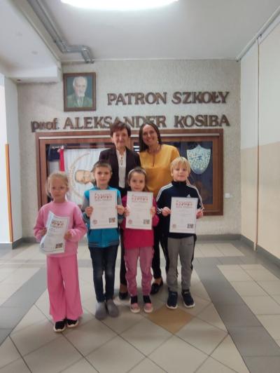 Pani Dyrektor wręcz dyplomy zwycięzcom.