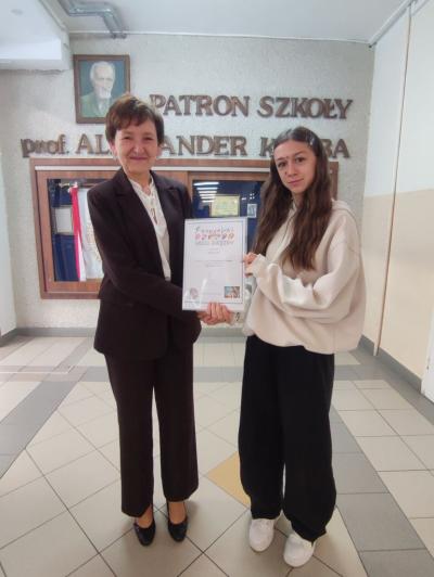 Pani Dyrektor wręcz dyplomy zwycięzcom.