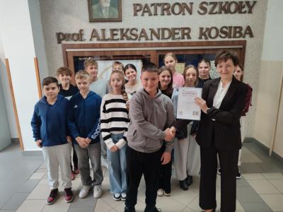 Pani Dyrektor wręcz dyplomy zwycięzcom.