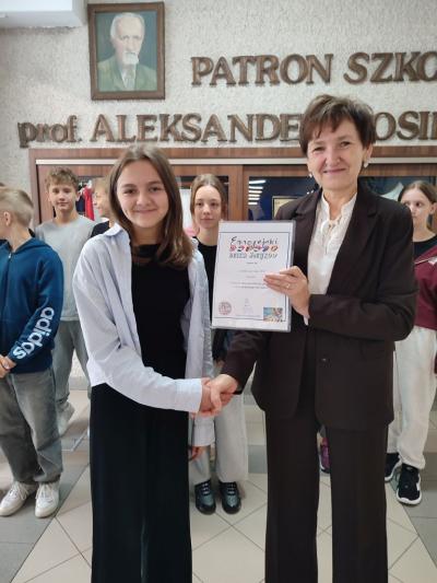 Pani Dyrektor wręcz dyplomy zwycięzcom.