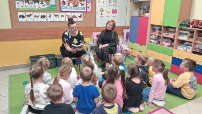 Dzieci słuchają czytanej bajki pt. ,,Jas i Małgosia,, przez panią Danutę Czapkę