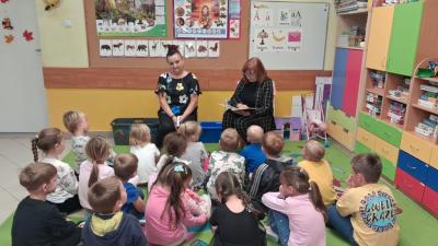 Skrzaty słuchające wiersze Brzechwy czytane przez panią Lucynę Ludwin.