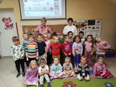 Zdjęcie grupowe Biedronek z babcią i wychowawcą.