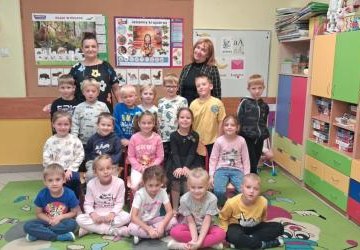 Zdjęcie grupowe ,,Skrzatow,, z panią Danutą Czapką i panią Lucyna Ludwin. Zdjęcie grupowe ,,Skrzatow,, z panią Danutą Czapką i panią Lucyna Ludwin.