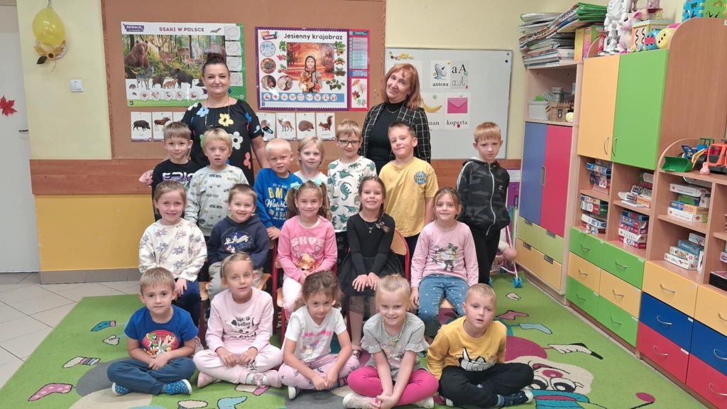 Zdjęcie grupowe ,,Skrzatow,, z panią Danutą Czapką i panią Lucyna Ludwin.