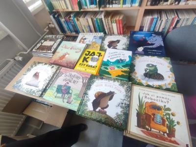 Ksiażki leżą na stoliku