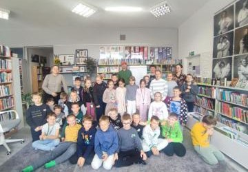 Grupka dzieci z czórką osób dorosłych pozują do zdjęcia. Grupka dzieci z czórką osób dorosłych pozują do zdjęcia.