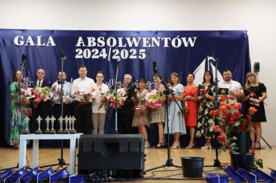 Wyróżnieni nauczyciele wraz z nagrodami