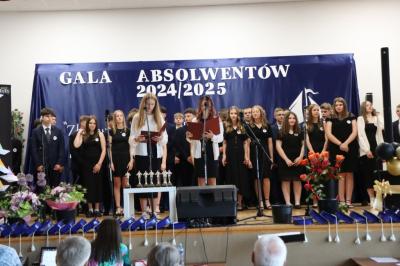 Uczniowie klas ósmych występuja na scenie