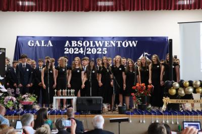 Uczniowie klas ósmych występuja na scenie