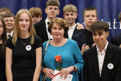 Uczniowie klas ósmych wraz z wychowawcą