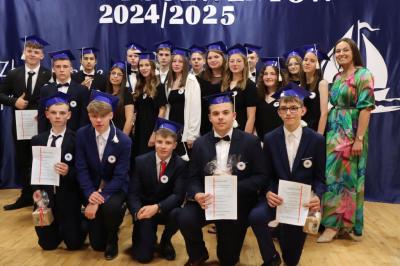 Uczniowie klas ósmych wraz z wychowawcą