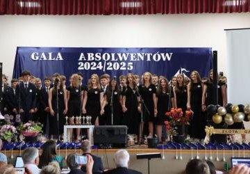 Uczniowie klas ósmych występuja na scenie