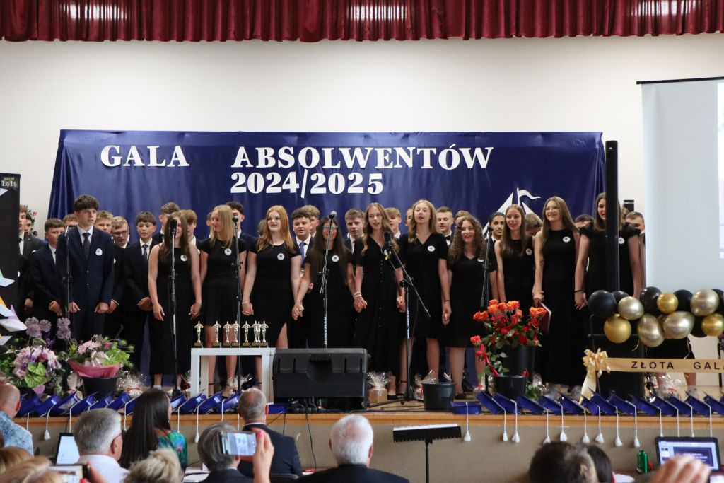 Uczniowie klas ósmych występuja na scenie