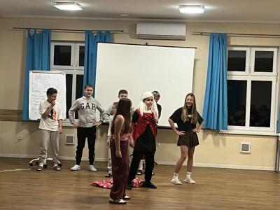 grupa uczniów podczas jednego z występów