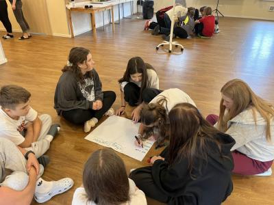 tworzenie wymyślonej marki modowej w grupach na papierze