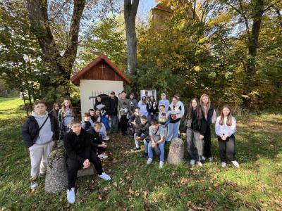uczniowie na spacerze -stoją obok kapliczki