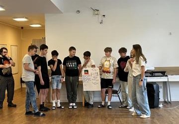 uczniowie prezentują nowe państwo na obozie językowym uczniowie prezentują nowe państwo na obozie językowym