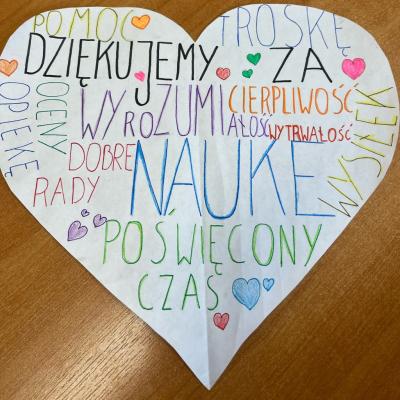 serce z papieru z wpisami uczniów za co są wdzięczni nauczycielom