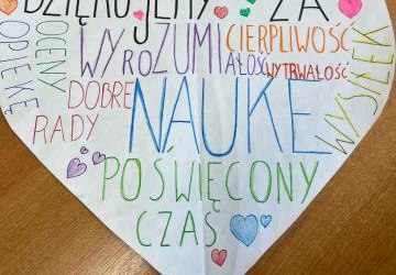 serce z papieru z wpisami uczniów za co są wdzięczni nauczycielom serce z papieru z wpisami uczniów za co są wdzięczni nauczycielom