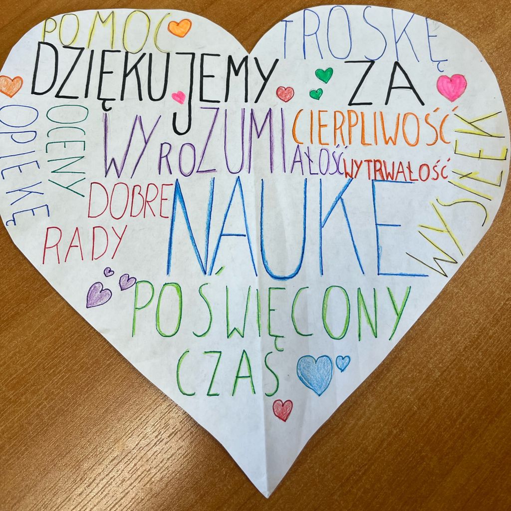 serce z papieru z wpisami uczniów za co są wdzięczni nauczycielom serce z papieru z wpisami uczniów za co są wdzięczni nauczycielom