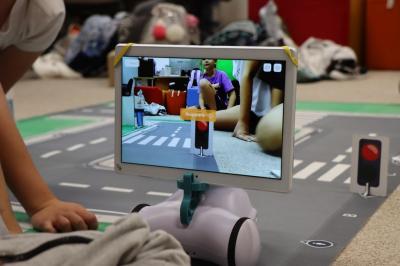 Uczniowie uczestniczą w zajęciach robotyki z użyciem robota Photona