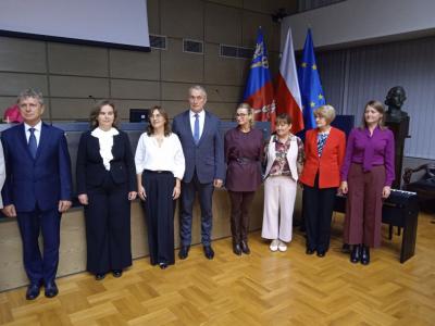nauczyciele odznaczeni medalem w towarzystwie Małopolskiego Kuratora Oświaty Pana Artura Paska – I Małopolski Wicekurator Oświaty i Pani Lucyny Gajd - Dyrektor Generalny Małopolskiego Urzędu Wojewódzkiego