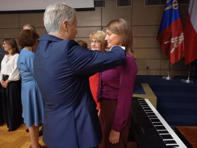 moment odznaczenia nauczyciela medalem