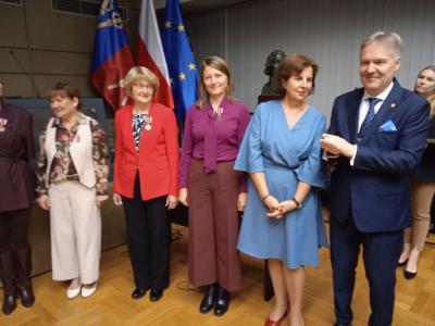 nauczyciele odznaczeni medalem