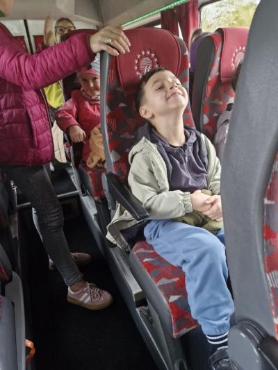 Chłopiec siedzi w autobusie